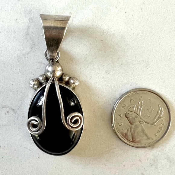 Gorgeous solid silver 925 stamped Onyx pendant. - Picture 2 of 3